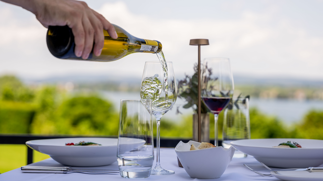 Der Lilienberg liegt hoch über dem Untersee und bietet einen einmaligen Blick auf den Bodensee und die Klosterinsel Reichenau. In dieser Umgebung lassen sich Naturerlebnis, Austausch und Kulinarik ideal verbinden. Aus einer gut zweistündigen Panoramawanderung wird so ein kompletter Genuss- und Begegnungsabend: draussen mit Weitblick unterwegs, danach auf der Terrasse oder im Restaurant mit fein abgestimmter Küche und Weinbegleitung.