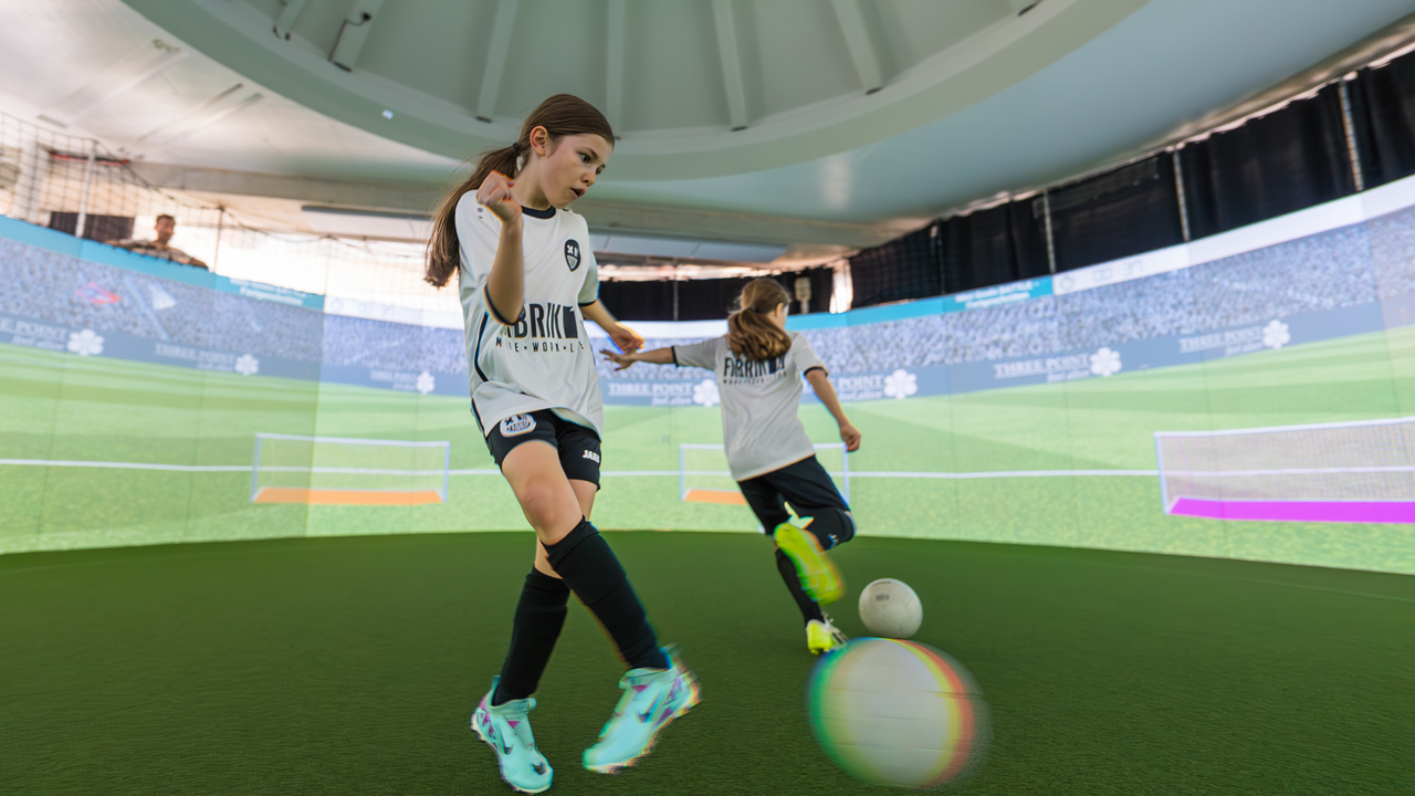 Virtuelles Fussballtraining Indoor Der SoccerBot360 ist ein Indoor Trainingsgerät mit 10 Meter Durchmesser. Das ist virtuelles Fussballtraining vom Feinsten! Mit diesem Training verbesserst du deine Leistung und deine kognitiven Fähigkeiten. Erlebe jetzt dieses einzigartige & innovative Trainingserlebnis.