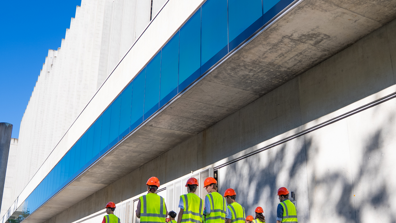 Erleben Sie eine Führung durch die Energiezentrale Forsthaus, wo Kehricht, regionales Holz und Erdgas zu Strom, Dampf und Fernwärme verwandelt werden. Am interaktiven Stadtmodell im neuen Besucherraum erfahren Sie zudem, wie wir die Energiewende gemeinsam schaffen.
