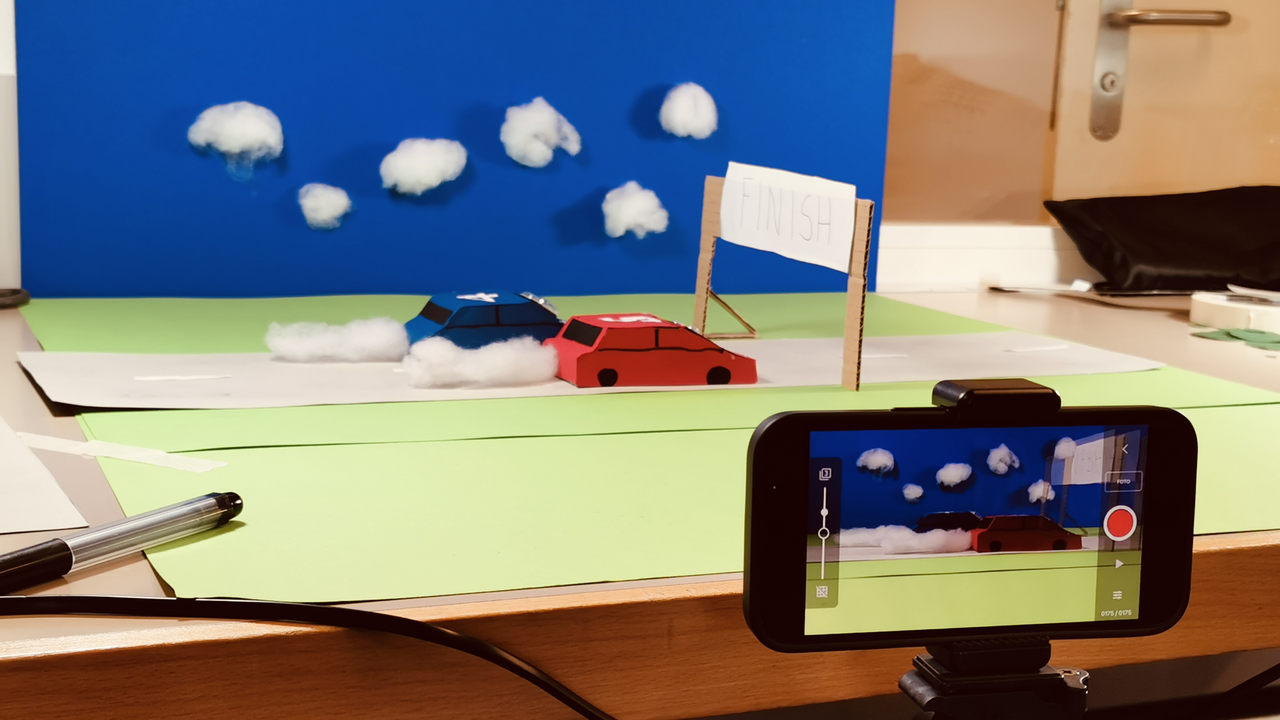 In diesem Workshop lernen Sie die unzähligen Möglichkeiten des Stop-Motion-Films kennen. Die Trickfilmtechnik funktioniert so, dass einzelne Bilder schnell hintereinander abgespielt werden, wodurch sich die Figuren auf dem Bildschirm zu bewegen scheinen.