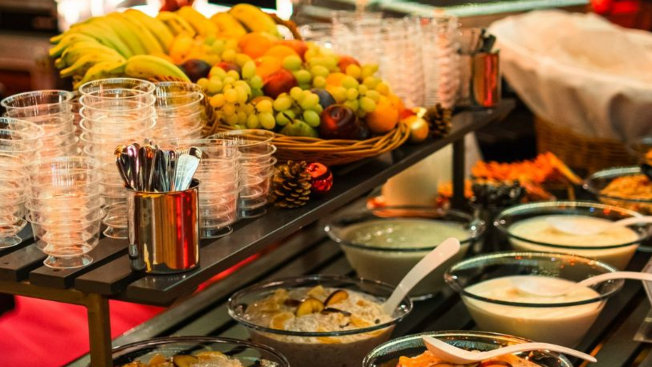 Reichhaltiger Brunch jeden Sonntag Jeden Sonntag laden wir zum festlichen Brunch ein – reichlich gedeckte Tische voller saisonaler Köstlichkeiten erwarten Sie! Ein perfekter Start in den Sonntag voller Leckereien und weihnachtlicher Stimmung.