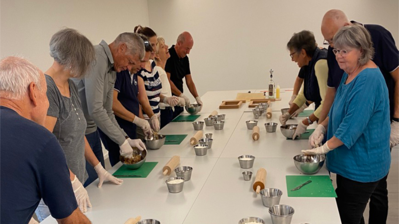 In diesem süssen Läckerli Workshop lernen Sie Basler Läckerli selber herstellen. Ein unterhaltsamer Team Event mit Geschichte zum Basler Läckerli und Handarbeit bis das Gebäck fertig ist. Vereinsanlass, Firmenevent, Familientreffen, Geburtstagsfeier, Babyshower Party, Polterabend, Weihnachts- oder Vollmondbacken.
