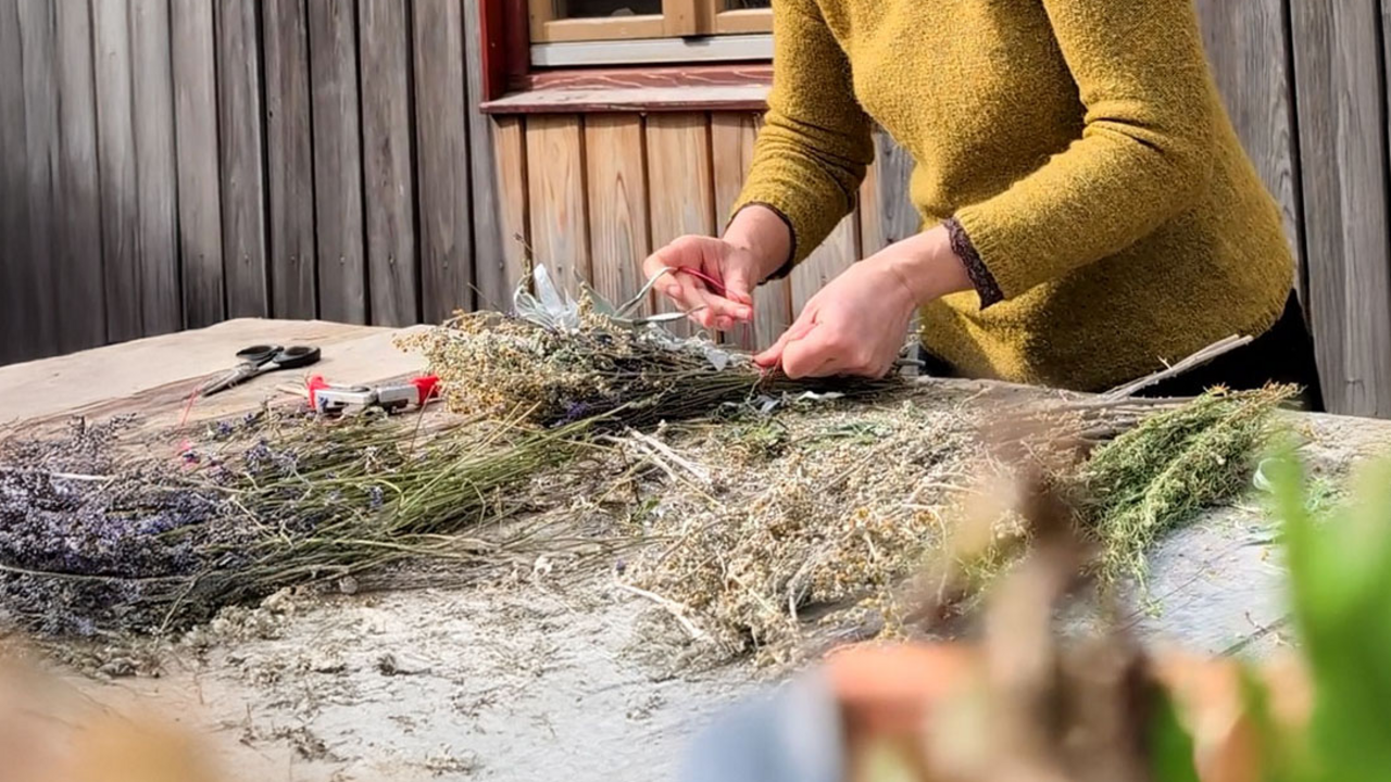 Räuchern ist eine uralte Praxis, die in vielen Kulturen tief verwurzelt ist. Sie dient der Reinigung, der Zeremonie und der Verbindung mit dem Wesentlichen. In diesem besonderen Workshop lernen Sie Räucherpflanzen kennen, binden Ihren eigenen Räucherstängel und erfahren mehr über die Bedeutung und Anwendung traditioneller Räucherrituale.
