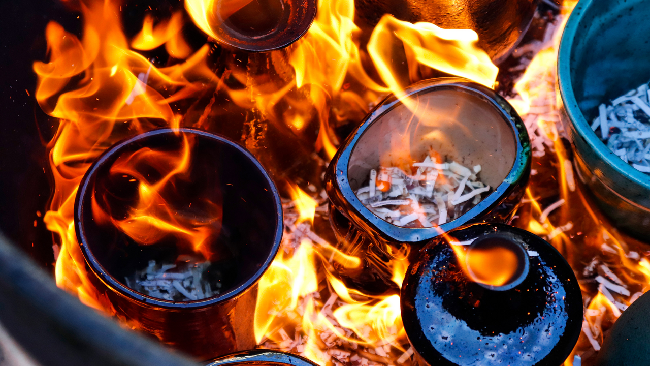 Teamevent Raku Keramik brennen Entdecken Sie verborgene Talente und stärken Sie den Teamgeist auf einzigartige Weise! Sind Sie auf der Suche nach einer originellen Idee für Ihren nächsten Firmenevent, Geschäftsapéro, Ihr Firmenjubiläum oder einen runden Geburtstag? Wie wäre es mit einem kreativen Abenteuer, das Ihre Gäste nicht nur begeistert, sondern ihnen auch etwas Bleibendes mitgibt? Raku Brennen verbindet Kunst, Handwerk und Teamwork in lockerer Atmosphäre – ein Erlebnis, das noch lange in Erinnerung bleibt.