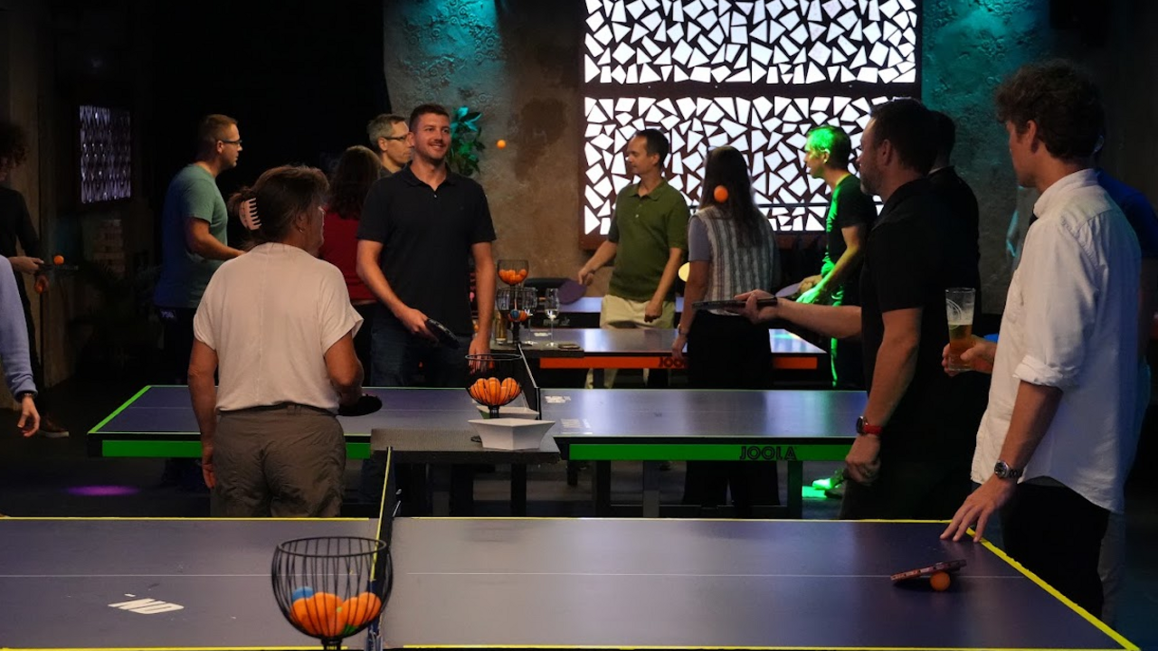 Bei den Open Games steht das Spielen im Mittelpunkt: kommen, mitmachen und neue Leute kennenlernen. Jede:r spielt gegen jede:n - mit ständig wechselnden Gegner:innen und vielen unterschiedlichen Matches. Der sportliche Wettbewerb gehört dazu, genauso wichtig sind aber das gemeinsame Spielen und die Community. Vorkenntnisse braucht niemand. Bei der Anmeldung gibst du einfach deine Spielstärke an, damit du in die passende Stärkenklasse eingeteilt wirst und möglichst ausgeglichene Matches entstehen. Auch alleine zu kommen ist perfekt: Durch die wechselnden Gegner:innen lernst du automatisch neue Leute kennen. Schläger und Bälle sind vor Ort - du musst nur kommen und spielen.