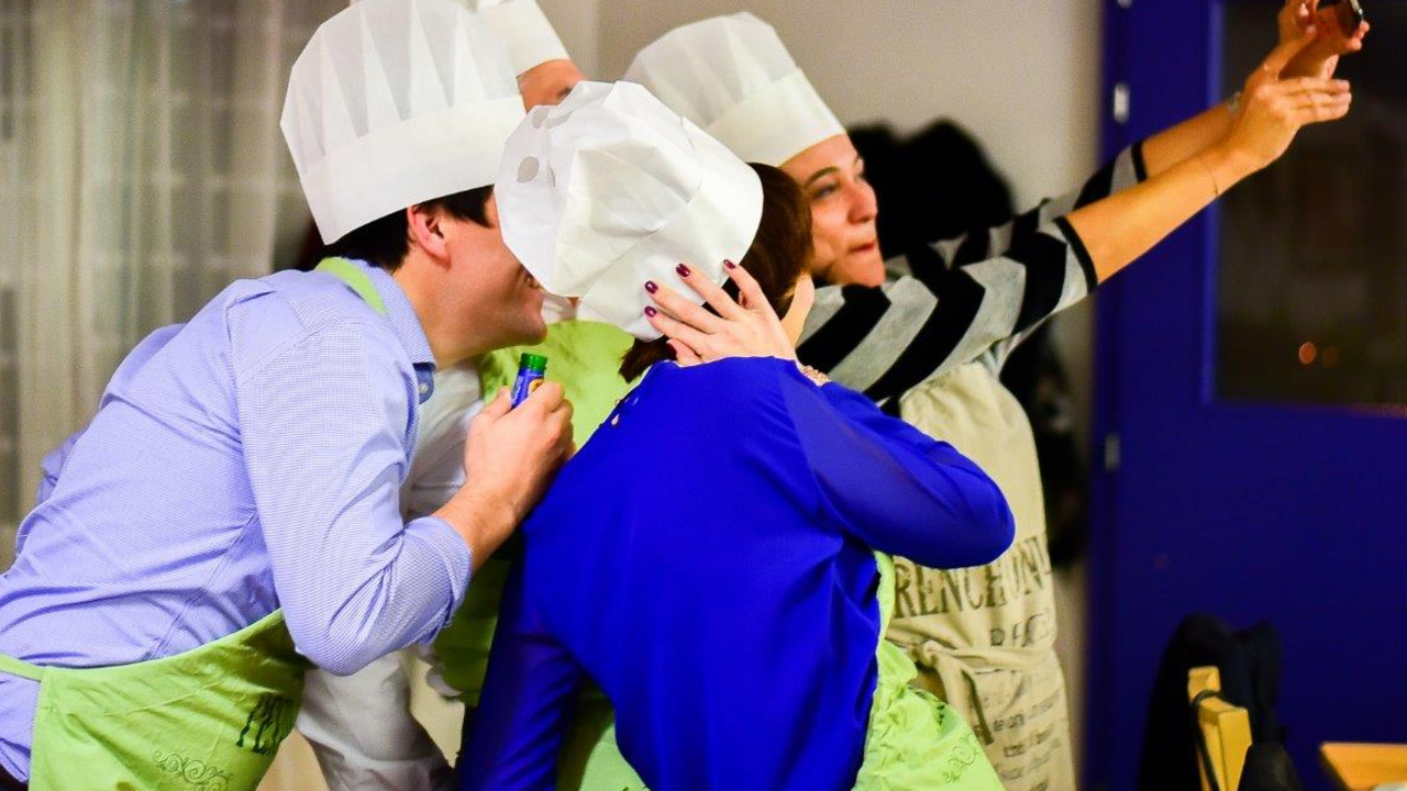 Teamkochen Stadt Zürich Sie erleben sich selber als perfekten Gastgeber und Kochkünstler. Unter fachkundiger Anleitung eines erfahrenen Koch- und Gastroprofis wird zusammen in der Küche ein 4-Gang Menü zubereitet und gemeinsam genossen. Jeder Teilnehmer erhält die Rezepte zum Nachkochen. Dies bereitet Spass, stärkt auch das Teamgefühl und das gemütliche Zusammensein. Die ideale Kombination aus Teamgeist, Spass und kulinarischen Genuss. Wenn es das Zeitfenster erlaubt, können im Vorfeld eine Gastro Team Challenge oder ein Schweizer Weinseminar dazu gebucht werden.