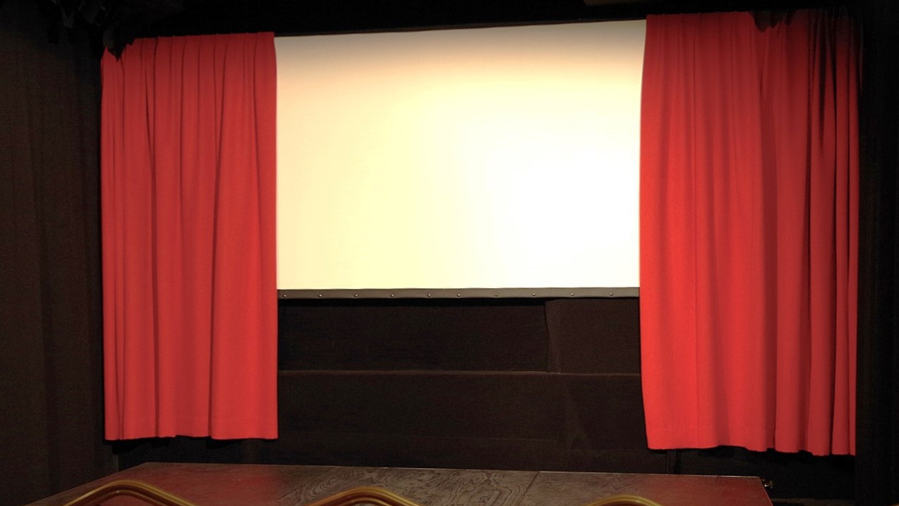 In diesem Retro-Kino werden historische Evergreens des Films auf die Leinwand gezaubert - ideal auch fürs Schlechtwetterprogramm und mit Verpflegungsmöglichkeiten in unmittelbarer Nähe. Erleben Sie nostalgisches Kino, persönlich eingeführt und mit Herzblut serviert.