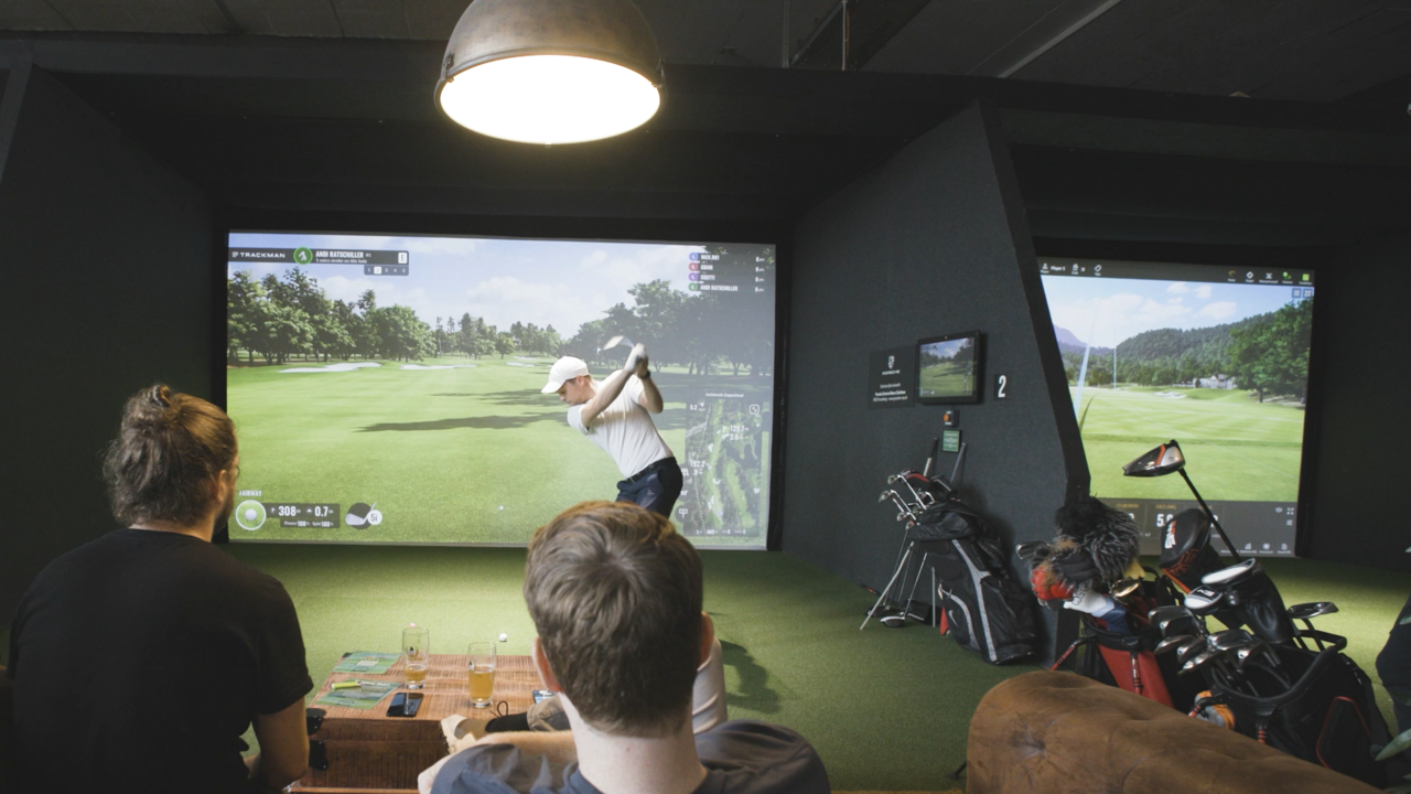 Indoor Golf Nimm deine MitarbeiterInnen oder Freunde mit für eine Partie Golf auf den berühmtesten Golfplätzen der Welt! Unsere TrackMan Simulatoren bieten ein unvergessliches und authentisches Golferlebnis. Sowohl für AnfängerInnen als auch für Profis geeignet.