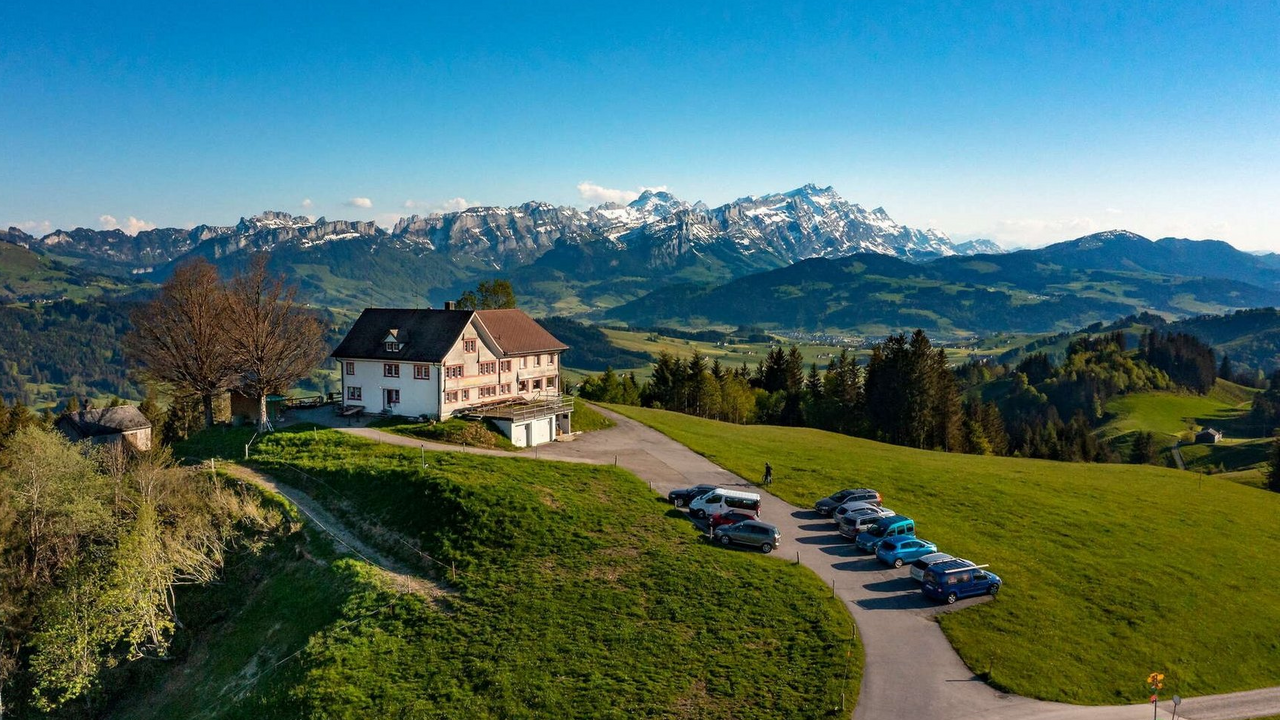Erleben Sie einen abwechslungsreichen Tag auf der Süffig E-Bike Tour. Die Route startet am Morgen in Teufen mit einer kurzen Einleitung/Erklärung zu den E-Bikes, führt über Bühler zum Gäbris und Hirschberg und endet am Nachmittag in Appenzell. Dank der Zusammenarbeit mit unseren Partnern, der Brauerei Locher AG und der Goba AG ist ein erlebnisreicher und süffiger Teamanlass entstanden. Wir wünschen dabei eine unfallfreie Fahrt, neue Eindrücke und Erkenntnisse sowie viel Spass.