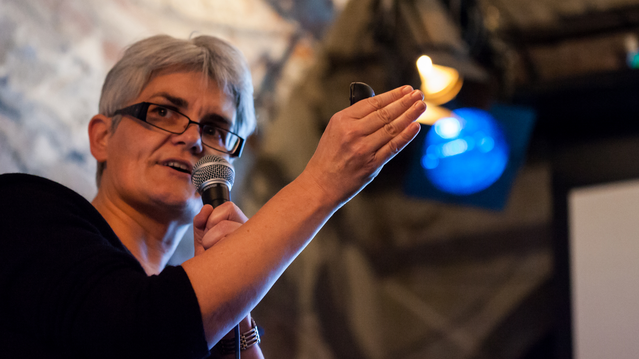 Powerpoint-Karaoke-Workshop Du möchtest gerne mal an einem öffentlichen PowerPoint Karaoke auf die Bühne, aber dir fehlt der Mut? Kein Problem: Genau dafür gibt es den Powerpoint-Karaoke-Workshop. Melde dich und deine Freund:innen an und hol dir Tipps, Tricks und eine Extraportion Mut!