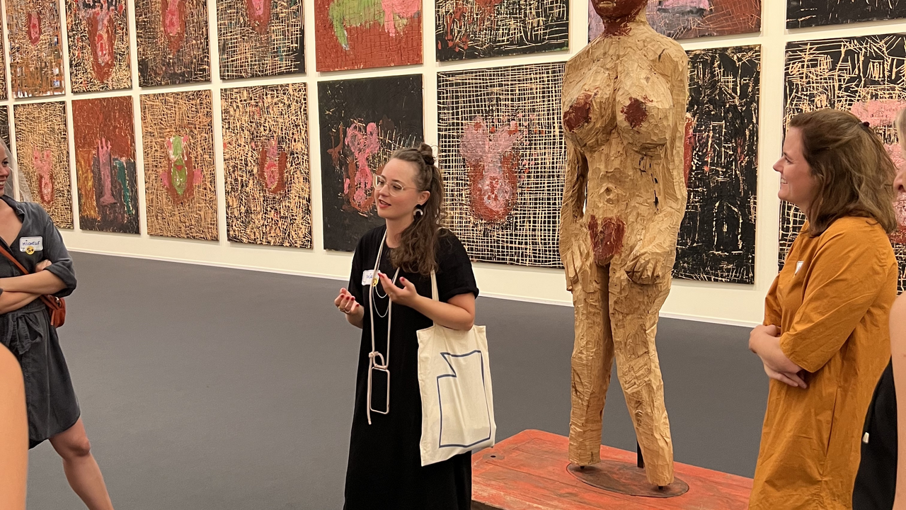 Gruppentour - Womamazing Diese Tour durch das Kunsthaus Zürich macht Frauensache und schaut genau hin. Auf die Frauen, die sich hinter und auf den Werken zeigen. Oder nicht. Vor allem aber entdecken wir prägende Heldinnen, selbstbewusste Ladys und kreative Künstlerinnen. Ein anregender Perspektivenwechsel mit Frauen von gestern und heute. Für Erwachsene und Jugendliche ab 14 Jahren.