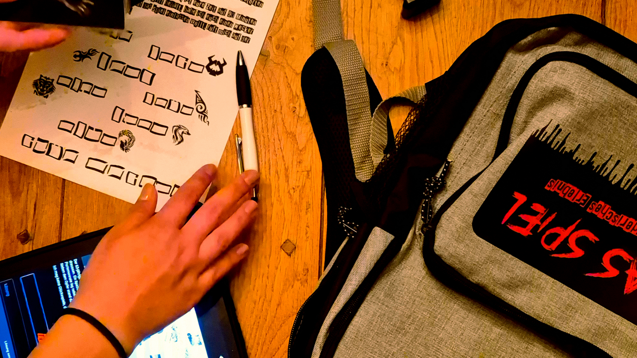 Sieben Leichen an sieben verschiedenen Tatorten an sieben aufeinanderfolgenden Wochentagen. An jedem Tatort hinterliess der Täter einen mysteriösen Gegenstand und ein Sprichwort. Dazu kam ein Brief mit unbekanntem Absender, der an die Polizei gesendet wurde. Peter Lehmann von der Mordkommission ist ratlos und weiss nicht mehr weiter. Wer treibt «Das Spiel» mit den Ermittlern? Seid vorsichtig und bleibt wachsam, Spannung und Nervenkitzel sind garantiert!