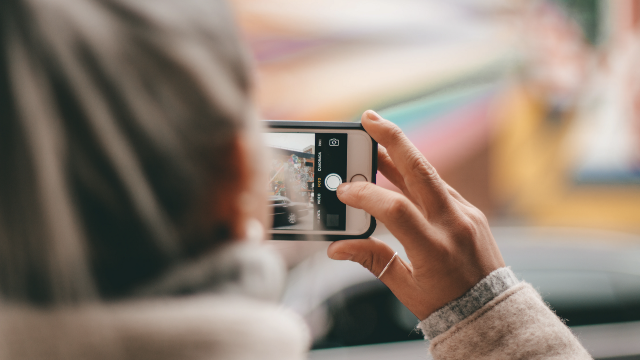 City Photo Walk Fun Basel Ein kreativer Spaziergang durch die urbane Stadt deiner Wahl. Von einer professionellen Fotografin geleitet, die ihrem Team- oder Unternehmensevent, ihrem Familienausflug, ihrer Geburtstagsfeier, ihrem JunggesellInnenabschied eine neue Inspiration und den nötigen kreativen Schub bietet! Dieser spassfoller Fotografie Ausflug bildet, fordert und inspiriert Sie und Ihr Team. Wir laden alle ein zu experimentieren und neue Blickwinkel einzusehen.
