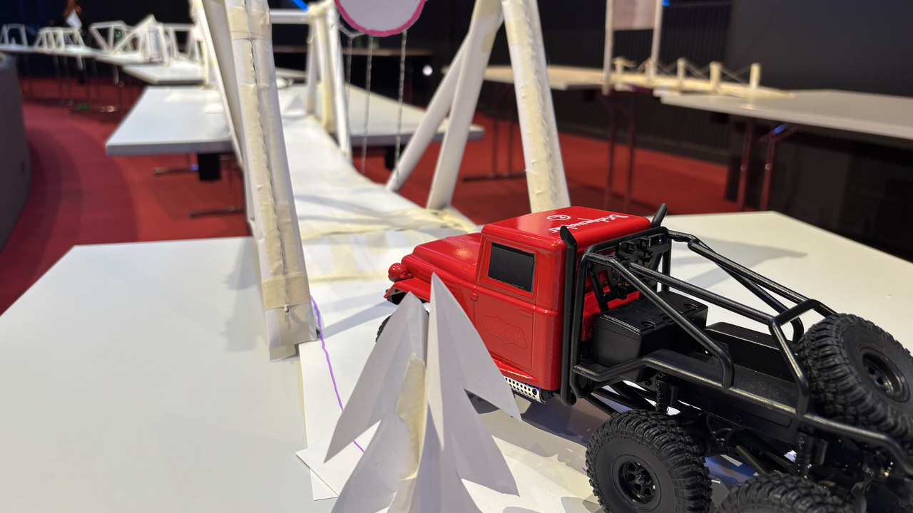 Versuchen Sie sich als Ingenieure und bauen Sie in Gruppen à drei bis vier Personen aus Papier eine möglichst lange und stabile Brücke. Nebst Improvisationstalent und guten Ideen sind hierbei handwerkliches Geschick und vor allem Teamwork gefragt. Spielerisch erleben Sie bei diesem Workshop die Lust am experimentellen Vorgehen und der konstruktive Umgang mit Scheitern. Ob Ihre Brücke hält, zeigt am Ende ein kleines Auto, das beim Darüberfahren den Belastungstest macht.
