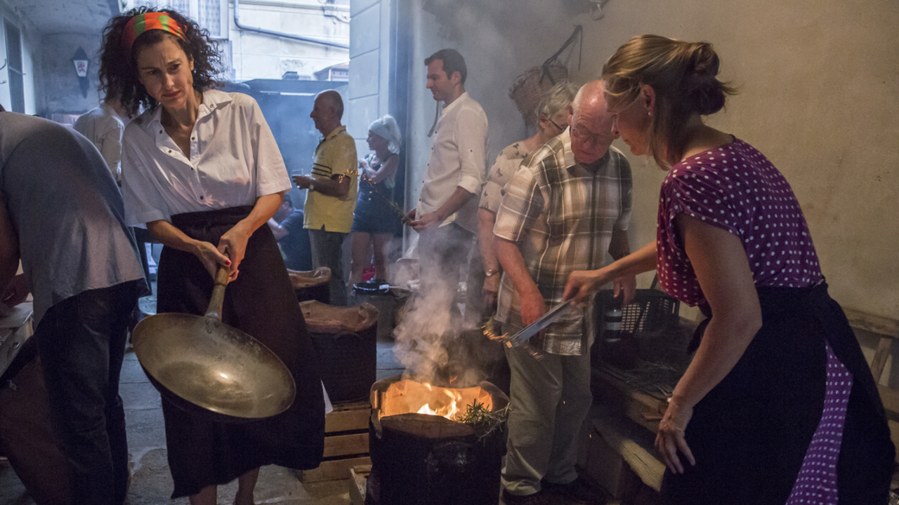 La cuisine orchestrée en Romandie C'est ici que commence l'aventure enflammée. Nous fumons, cuisons à la vapeur, braisons, rôtissons et cuisons sur nos pots à feu ou directement sur le charbon. Sous la direction d'une équipe de professionnelle, vous découvrirez des trucs et astuces autour de la cuisson au feu. En différentes équipes, vous préparerez de délicieux menus sur le feu avec nos experts. Vous dégusterez ces délices avec toute votre équipe dans une ambiance conviviale.