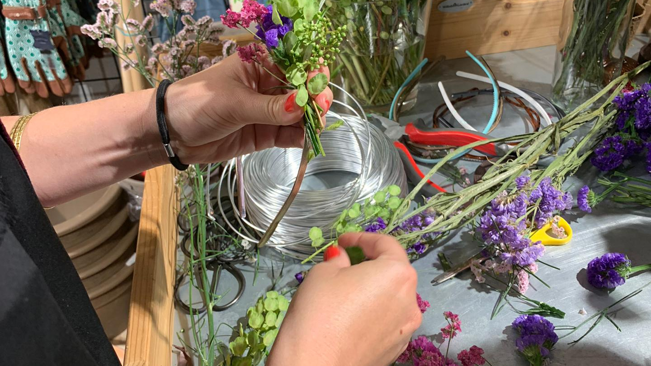Ihr möchtet lernen, aus einer Auswahl von Blumen einen bunten, saisonalen Strauss zu binden? Im 2-stündigen Kurs erfährt ihr alles Wichtige über Schnittblumen und in welcher Vase ihr sie optimal präsentiert.