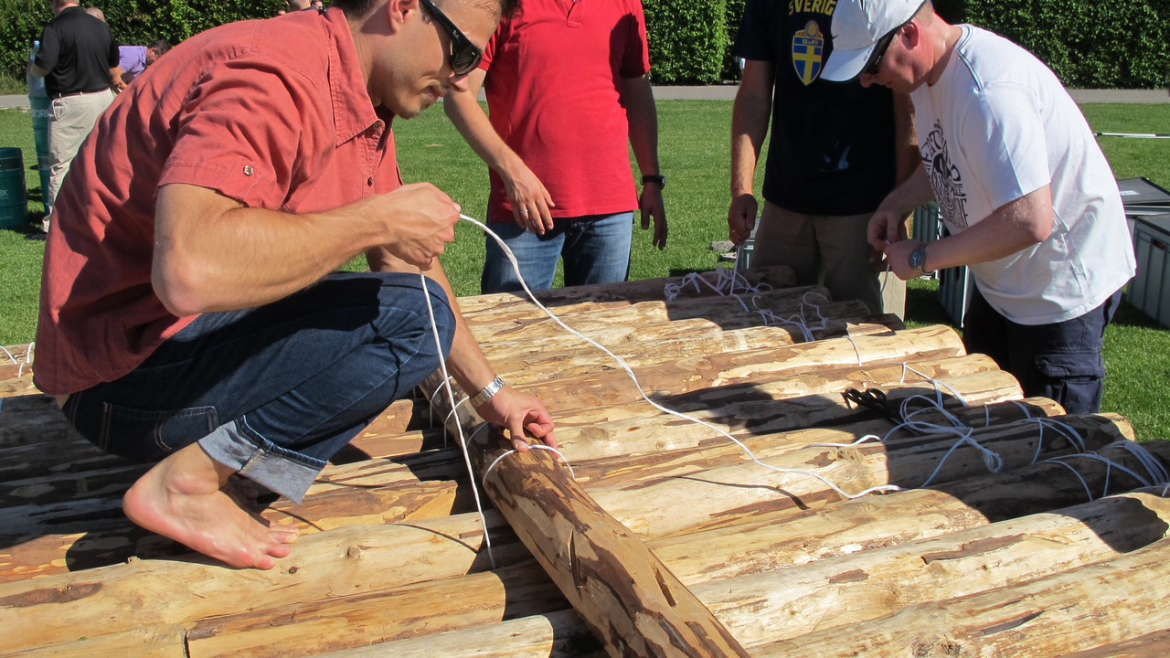 Bei diesem Teamevent erhalten die Teilnehmer nur das Rohmaterial zum Bau eines Flosses, ganz ohne Anleitung. Sie müssen sich in begrenzter Zeit über die Konstruktion beraten, effektiv zusammenarbeiten und verschiedene Posten durchlaufen. Dies fördert wichtige Aspekte des Arbeitsalltags wie Entscheidungsfindung und Kommunikation.