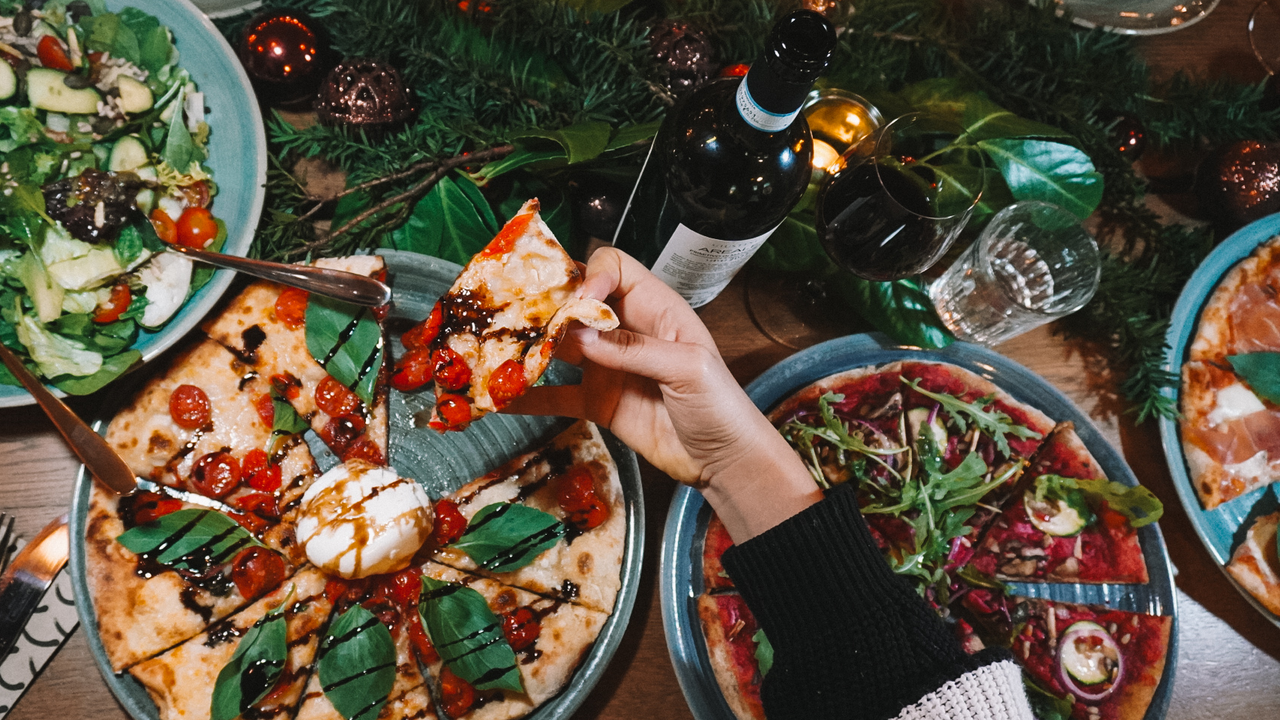Pizza Tavolata Unser Tavolata-Konzept ist mehr als nur ein Essen – es ist ein Erlebnis. Gemeinsam an einer langen Tafel sitzen, verschiedene Pizzas teilen und sich Zeit nehmen, um miteinander zu geniessen. Ob für Geburtstagsfeiern, Teamanlässe oder lockere Business-Dinner – unser Tavolata-Konzept schafft die perfekte Atmosphäre für unvergessliche Momente.