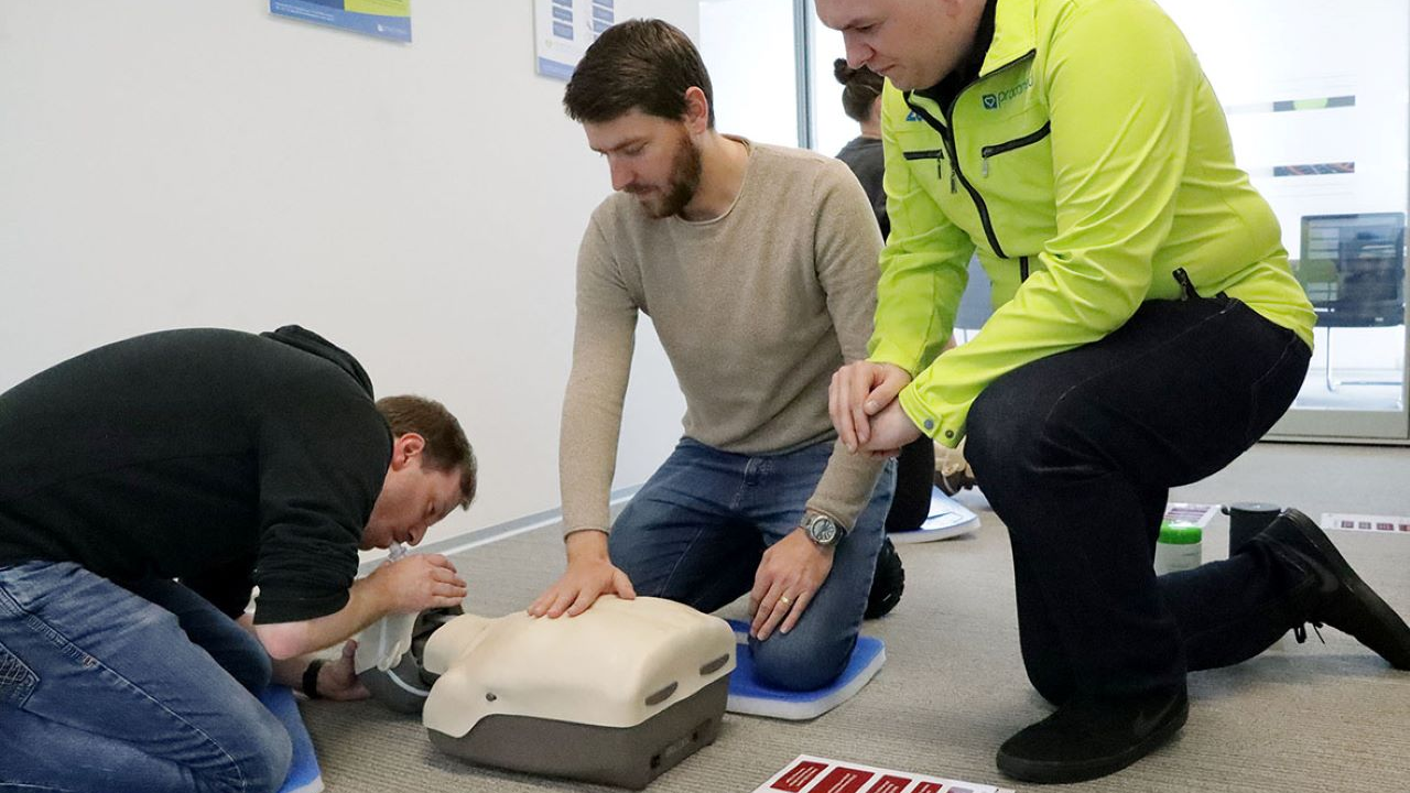 Lebensrettung leichter gemacht! BLS Komplettkurs – Ihre Sicherheit in jeder Notsituation Haben Sie sich jemals gefragt, ob Sie im Ernstfall richtig handeln können? Mit unserem BLS-Komplettkurs sind Sie bestens vorbereitet! Was ist BLS? BLS steht für Basic Life Support und umfasst grundlegende Maßnahmen der Wiederbelebung, die in Notfällen Leben retten können.