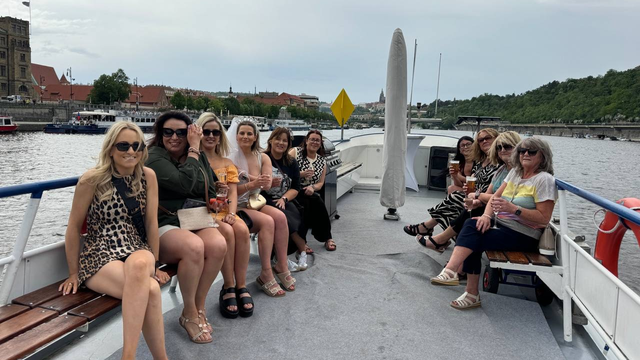 Flusskreuzfahrt für eine Stunde im Herzen von Prag mit unbegrenztem Bier, Wein, Softdrinks, Kaffee und Wasser