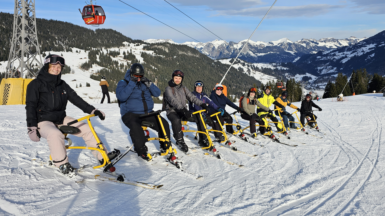 Neu: im Winter 2025-26 auch in Flumserberg. Nach 12 Wintersaisons im Berner Oberland (Zweisimmen-Gstaad-Lenk) expandieren wir mit 2 Instruktoren in die Region Zürich - Ostschweiz. Ein Wintersport der wirklich Fun-Sport ist! Unsere Snowbikes sind vorne und hinten gefedert – ähnlich wie Mountainbikes. «Langsam? Oder: Etwas für alte Leute?» Denkste: der Weltrekord von Erich Brenter von 1964 liegt bei 166 km/h! Aber so schnell fahren wir nicht beim Lernen! Versprochen. Nach 30 Minuten Einführung beherrschst Du die Grundkenntnisse und gleitest mit Deiner Gruppe ins Tal hinab. Ab 2. und 3. Abfahrt wird es immer schneller, aber kontrolliert. Nachmittags werden lange, schnelle Schwünge und Kurzschwünge instruiert, je nach Fortschritt der Gruppe.