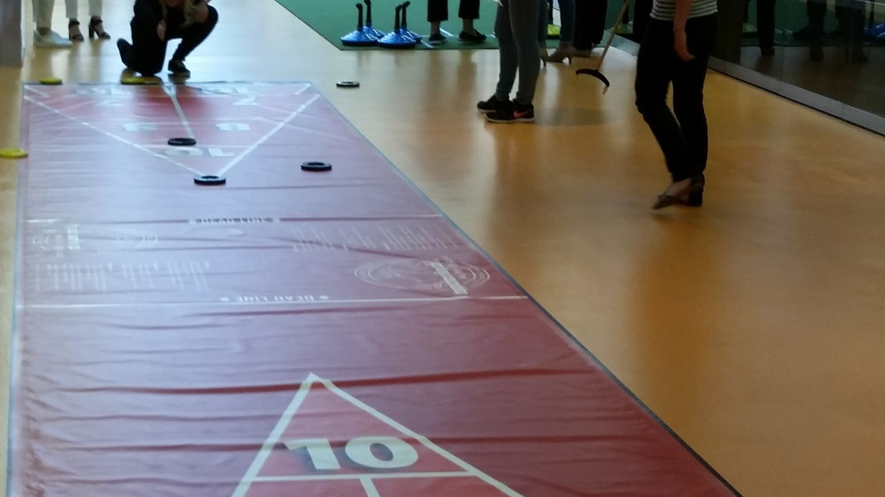 Spielen sie mit, mobilen Bahnen, da wo sie, ihren Event, möchten, fast alle Kantone (ohne Genf, Waadt, Wallis, Tessin, Ober-Unterengadin. Oder in Hirschthal Ag Freitag-Sonntag, haben wir, einen Raum. Curling-Stockshiessen (eine Mischung aus dem Eis-Curling + Eisstockschiessen oder Shuffleboard (mit Disc + Cues), bekannt von Kreuzfahrten. Beide Spiele, können auch, kombiniert, werden. Schlag den Gegner, bekannt von Pro7 und RTL (15 Spiele; Wissen-Können, Glück-Geschick und 5 Sportspiele)