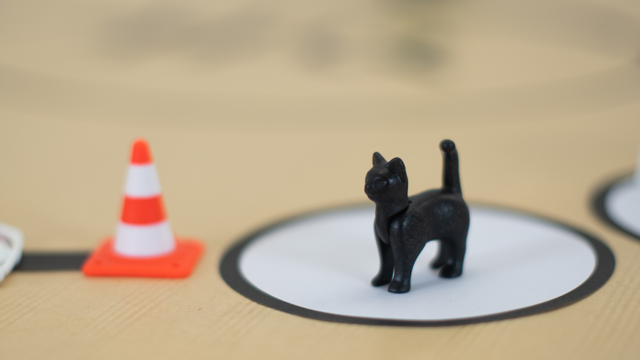 PLAYMOBIL pro. – Spielfiguren als Schlüssel für die eigene Aussage. Mit PLAYMOBIL pro. werden neutrale Figuren zu Botschaftern unserer Gedanken. Sie werden bemalt, beschrieben, in Rollen gesteckt – und plötzlich entstehen Szenen, die komplexe Zusammenhänge sichtbar machen. Die Methode kombiniert Gamification mit Tiefgang: Konflikte, Machtverhältnisse oder neue Ideen werden spielerisch dargestellt, diskutiert und reflektiert. Sprachbarrieren und Hierarchien treten in den Hintergrund – stattdessen zählt, was das Modell zeigt. 👉 Unser Team bildet die Methode nicht nur aus sondern nutzt PLAYMOBIL pro. als haptisches Moderationstool für Workshops zwischen 3 und 200 Personen, flexibel in Deutsch und Englisch. National wie international - für alle Zielgruppen.