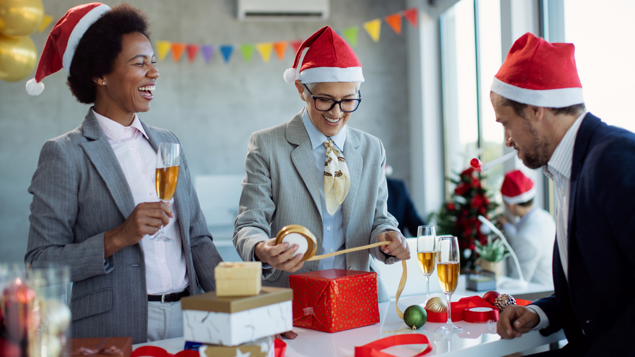 Ihr Weihnachtsessen steht – das Menü ist gewählt, die Location gebucht. Was jetzt noch fehlt, ist das gewisse Extra, das den Abend unvergesslich macht. Das interaktive Weihnachtsspiel ist das perfekte Highlight zwischen den Gängen – ein interaktives Weihnachtsspiel direkt am Tisch, das für Lachen, Teamgeist und festliche Stimmung sorgt.