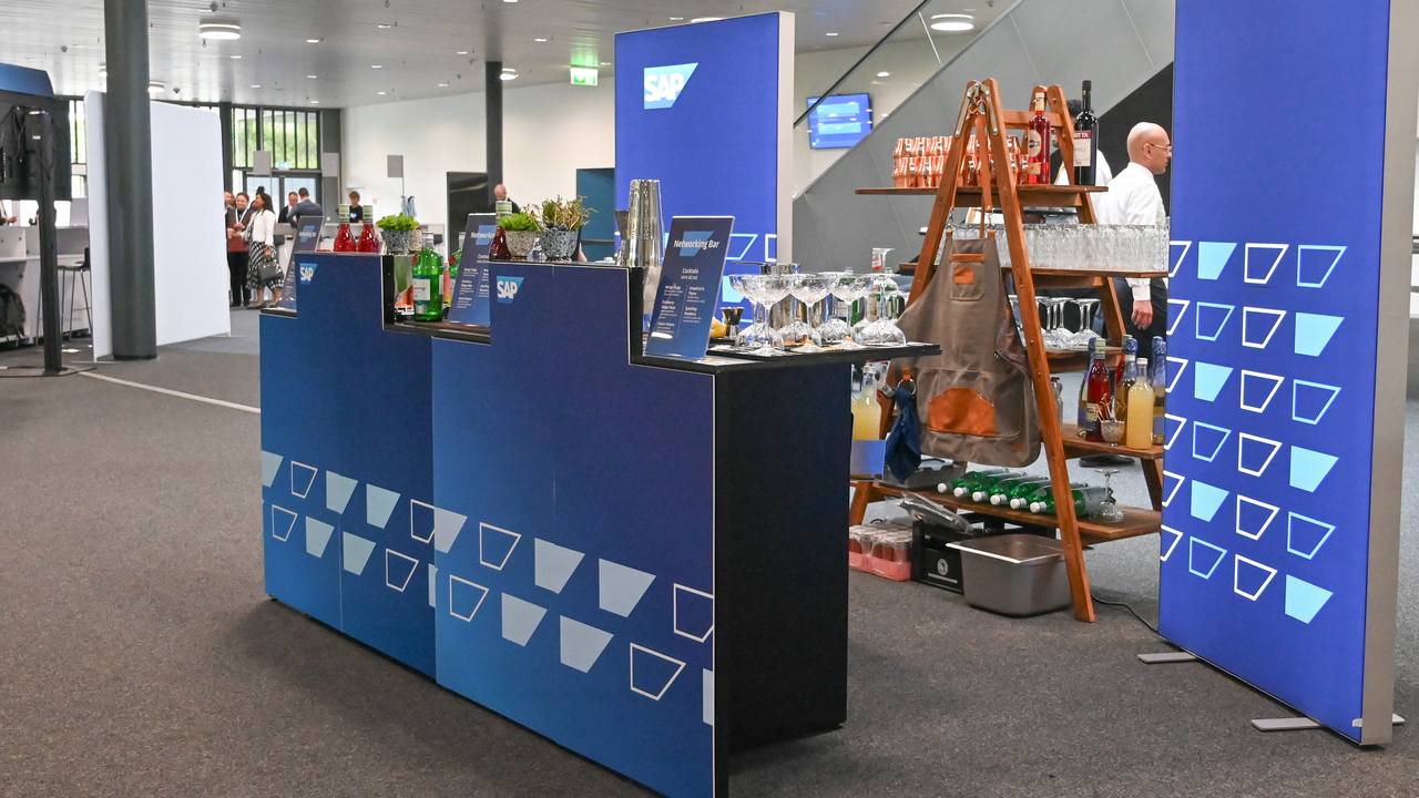 Ob Firmenfeier, Hochzeit oder private Party - ich bringe die Bar direkt zu dir. Mit über zehn Jahren Erfahrung, einem Gespür für Aromen und viel Liebe zum Detail kreiere ich Drinks, die begeistern. Von Klassikern über Longdrinks bis hin zu individuellen Signature Cocktails wird jeder Anlass zu einem echten Genussmoment.