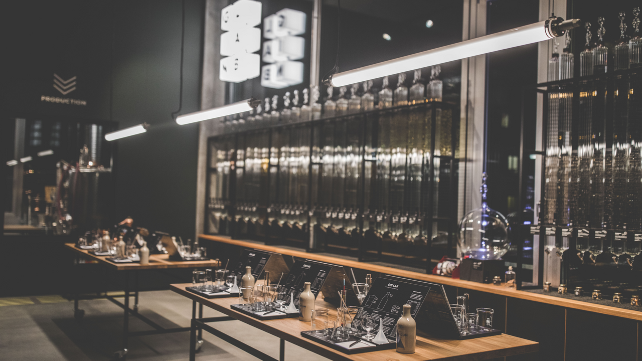 In unserem GIN LAB «COMPACT» erfahrt ihr alles Wissenswerte über die Geschichte des Gins und dessen Herstellung, werdet durch die Räumlichkeiten geführt und erhaltet einen Einblick in die erste Destillerie der Stadt Zürich. Ihr taucht in die Welt des Destillierens ein und nach einer Degustation aller Produkte wird jede Teilnehmer:in selbst kurzzeitig zur Alchimist:in. Ihr verfeinert eine Flasche London Dry Gin mit einer Auswahl aus 51 Destillaten ganz nach eurem eigenen Geschmack! Der Workshop kostet 95.- pro Person und wird ab 24 Teilnehmern durchgeführt. Für Gruppen gibt es weitere private Angebote, stelle gerne eine Offertanfrage.