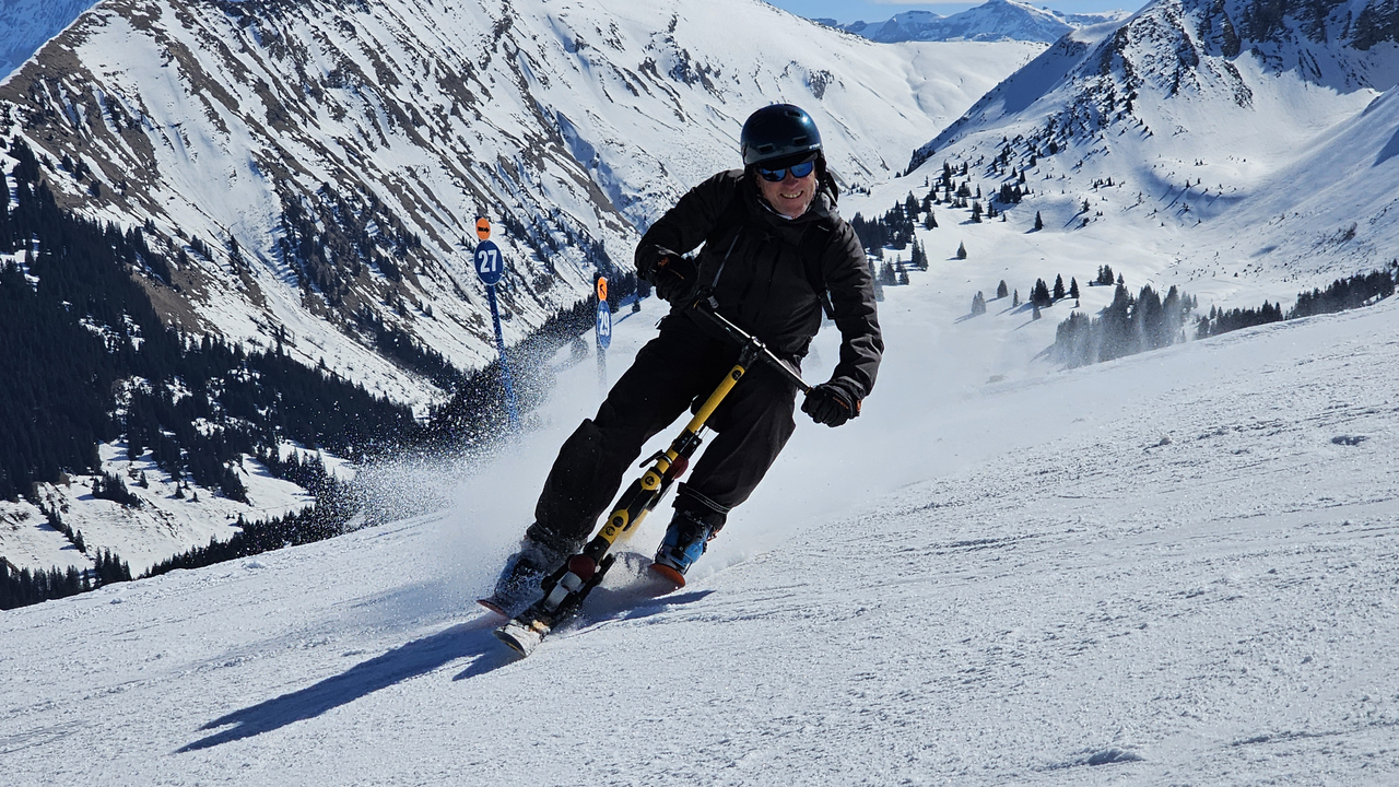 Neu: im Winter 2025-26 auch in Flumserberg. Nach 12 Wintersaisons im Berner Oberland (Zweisimmen-Gstaad-Lenk) expandieren wir mit 2 Instruktoren in die Region Zürich - Ostschweiz. Ein Wintersport der wirklich Fun-Sport ist! Unsere Snowbikes sind vorne und hinten gefedert – ähnlich wie Mountainbikes. «Langsam? Oder: Etwas für alte Leute?» Denkste: der Weltrekord von Erich Brenter von 1964 liegt bei 166 km/h! Aber so schnell fahren wir nicht beim Lernen! Versprochen. Nach 30 Minuten Einführung beherrschst Du die Grundkenntnisse und gleitest mit Deiner Gruppe ins Tal hinab. Ab 2. und 3. Abfahrt wird es immer schneller, aber kontrolliert. Nachmittags werden lange, schnelle Schwünge und Kurzschwünge instruiert, je nach Fortschritt der Gruppe.