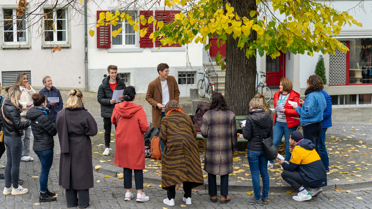 Das interaktive Agentenspiel für echte Strategen! Jagt die gegnerischen Teams und sammelt Punkte durch clevere Fotos. Doch Vorsicht: Werdet ihr entdeckt, verliert ihr Punkte! Taktik, Timing und Teamgeist – habt ihr das Zeug zum Agenten?