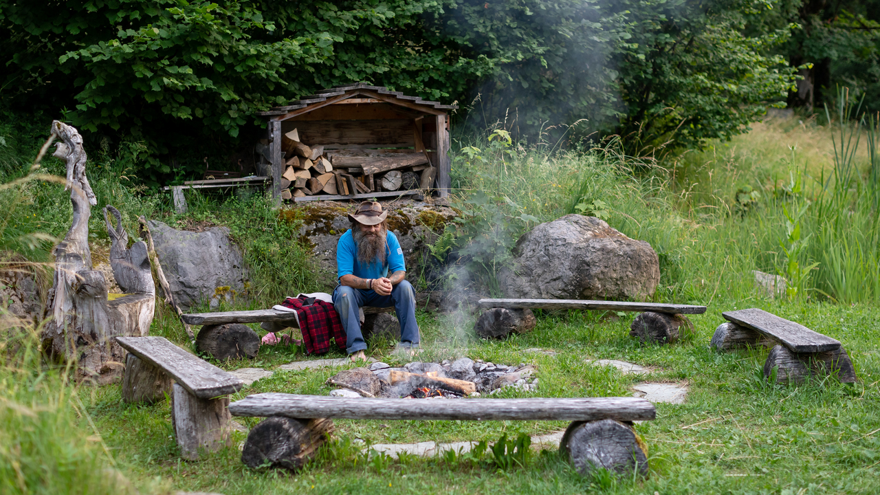 Die Natur ist ein reich gedeckter Tisch – wenn man weiss, wo man hinschauen muss. Bei diesem besonderen Erlebnis lernen Sie essbare Wildpflanzen kennen, sammeln und geniessen. Dabei entdecken Sie nicht nur spannende Geschmacksrichtungen, sondern auch die Freude am unmittelbaren Verarbeiten mit dem, was direkt um uns wächst.