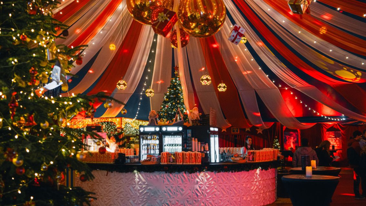 Erleben Sie mit Ihrem Team die spektakuläre Zirkusshow in Kloten und tauchen Sie ein in eine Welt voller Artistik, Licht, Musik und Farben. Geniessen Sie dabei ein exquisites Dinner, Apéros in privaten Pagoden oder einen festlichen Brunch – perfekt abgestimmt auf Ihren Firmenanlass. So wird Ihr Teamevent zu einem unvergesslichen Erlebnis, das begeistert und verbindet. Sie wollen selber mit Ihrer Gruppe auf der Bühne stehen und jonglieren lernen? Wir machen es möglich.