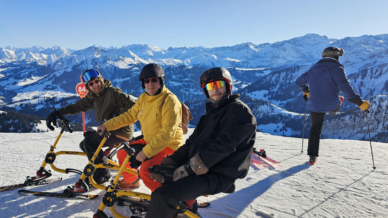 Neu: im Winter 2025-26 auch in Flumserberg. Nach 12 Wintersaisons im Berner Oberland (Zweisimmen-Gstaad-Lenk) expandieren wir mit 2 Instruktoren in die Region Zürich - Ostschweiz. Ein Wintersport der wirklich Fun-Sport ist! Unsere Snowbikes sind vorne und hinten gefedert – ähnlich wie Mountainbikes. «Langsam? Oder: Etwas für alte Leute?» Denkste: der Weltrekord von Erich Brenter von 1964 liegt bei 166 km/h! Aber so schnell fahren wir nicht beim Lernen! Versprochen. Nach 30 Minuten Einführung beherrschst Du die Grundkenntnisse und gleitest mit Deiner Gruppe ins Tal hinab. Ab 2. und 3. Abfahrt wird es immer schneller, aber kontrolliert. Nachmittags werden lange, schnelle Schwünge und Kurzschwünge instruiert, je nach Fortschritt der Gruppe.