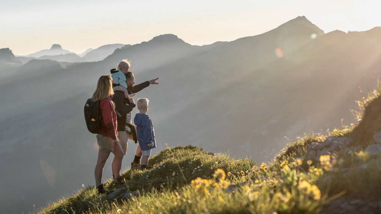 Wandern in Gstaad und Umgebung Vollständig von den Schweizer Alpen umgeben, gelten Gstaad, Rougemont und das gesamte Saanenland zurecht als Fünf-Sterne-Sommerdestination. Hunderte von gut unterhaltenen Wanderwegen durchziehen die Berggipfel und die Talböden. Unsere freundlichen und begeisterten Guides führen dich und deine Familie und Freunde durch ausgedehnte Alpweiden, zu abgelegenen Bergseen oder durch unberührte Waldlandschaften. Das meiste der Naturschönheit in der Umgebung von Gstaad kann nur auf Wanderwegen erlebt werden, geschützt vor Menschenmassen und viel befahrenen Strassen.