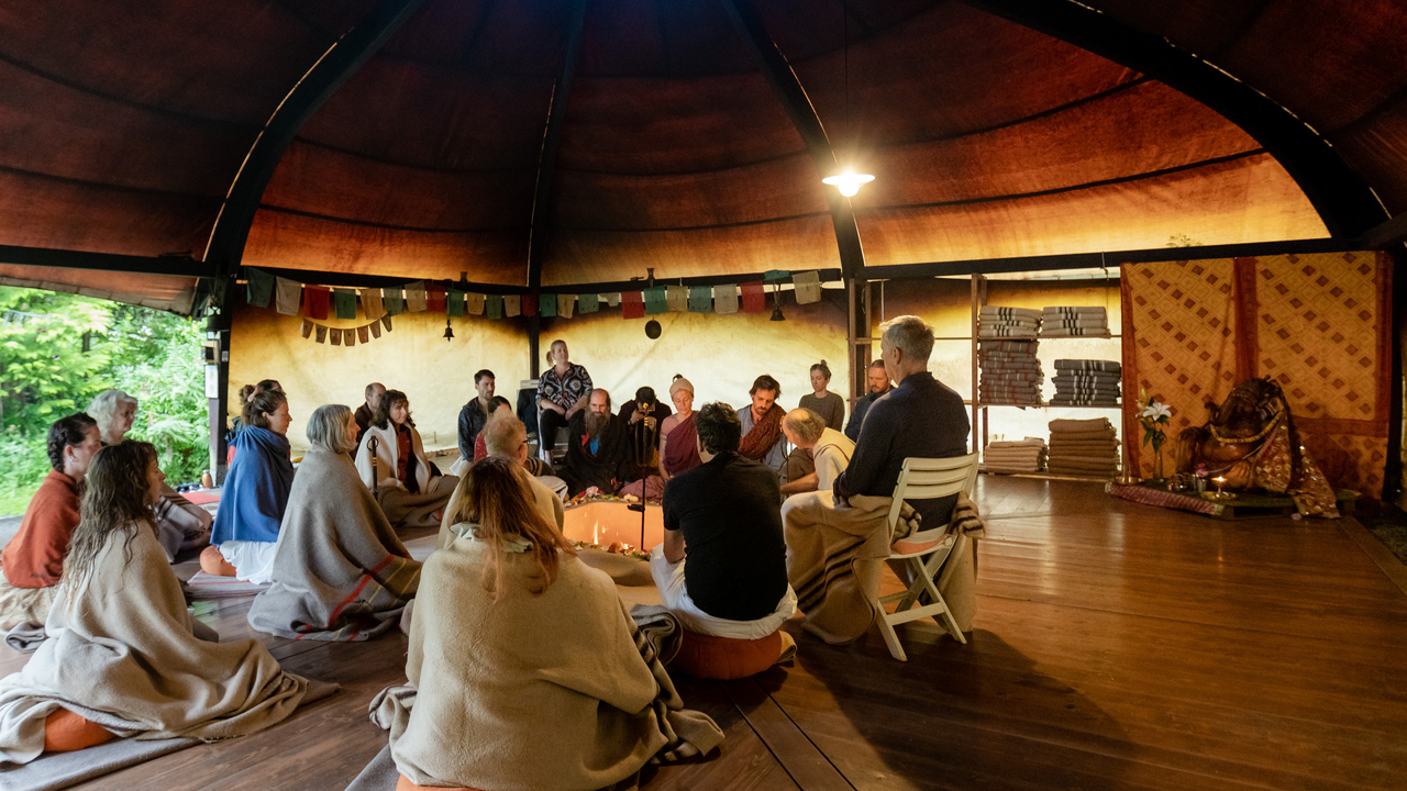 Diese Alp dient bereits seit über 40 Jahren als Rückzugs- und Erfahrungsort für Menschen auf der ganzen Welt, welche auf der Suche sind nach Stille, innerem Frieden und einer spirituellen Praxis. Durch tägliche Rituale und eine bewusste Ausrichtung hat der Platz eine einzigartige Kraft entwickelt. Wir wollen diese Kraft gemeinsam erkunden und uns einen Tag lang auf den Weg durch die Kraftquellen der Alp begeben.