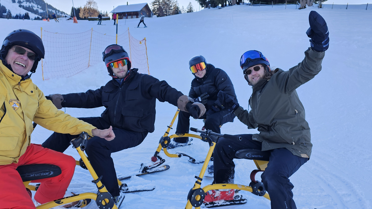 Neu: im Winter 2025-26 auch in Flumserberg. Nach 12 Wintersaisons im Berner Oberland (Zweisimmen-Gstaad-Lenk) expandieren wir mit 2 Instruktoren in die Region Zürich - Ostschweiz. Ein Wintersport der wirklich Fun-Sport ist! Unsere Snowbikes sind vorne und hinten gefedert – ähnlich wie Mountainbikes. «Langsam? Oder: Etwas für alte Leute?» Denkste: der Weltrekord von Erich Brenter von 1964 liegt bei 166 km/h! Aber so schnell fahren wir nicht beim Lernen! Versprochen. Nach 30 Minuten Einführung beherrschst Du die Grundkenntnisse und gleitest mit Deiner Gruppe ins Tal hinab. Ab 2. und 3. Abfahrt wird es immer schneller, aber kontrolliert. Nachmittags werden lange, schnelle Schwünge und Kurzschwünge instruiert, je nach Fortschritt der Gruppe.