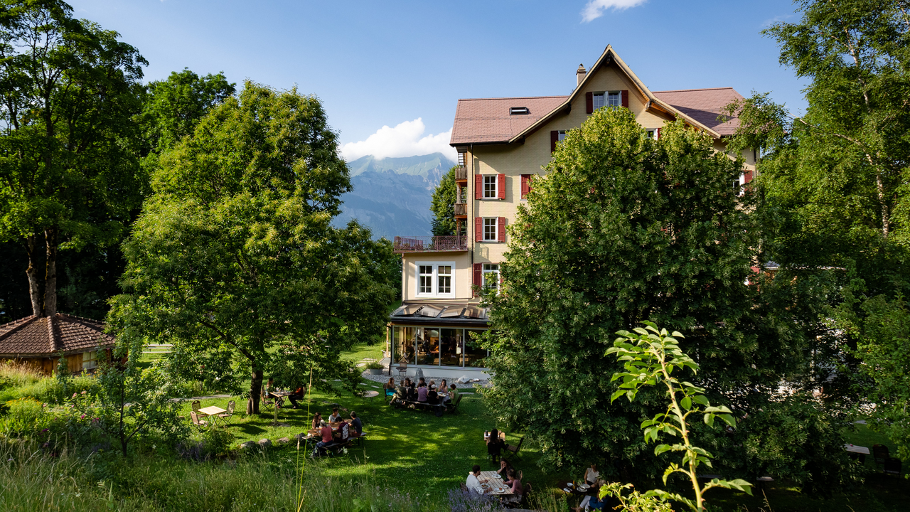 Viele Orte in den Alpen gelten seit Jahrhunderten als besondere Kraftplätze. Auf dieser Führung lernen Sie markante Bäume, Felsen und von Menschen geschaffene Orte der Stille kennen. Begleitet von kurzen Meditationen und stillen Momenten können Sie die besondere Atmosphäre dieser Plätze bewusst wahrnehmen. Jeder Ort erzählt seine eigene Geschichte und lädt dazu ein, in eine tiefere Verbindung mit der Natur zu treten.