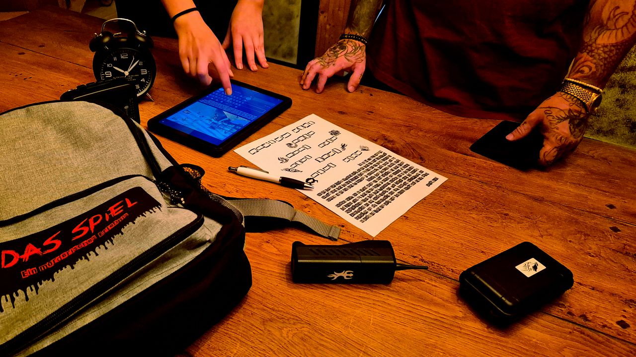 Sieben Leichen an sieben verschiedenen Tatorten an sieben aufeinanderfolgenden Wochentagen. An jedem Tatort hinterliess der Täter einen mysteriösen Gegenstand und ein Sprichwort. Dazu kam ein Brief mit unbekanntem Absender, der an die Polizei gesendet wurde. Peter Lehmann von der Mordkommission ist ratlos und weiss nicht mehr weiter. Wer treibt «Das Spiel» mit den Ermittlern? Seid vorsichtig und bleibt wachsam, Spannung und Nervenkitzel sind garantiert!