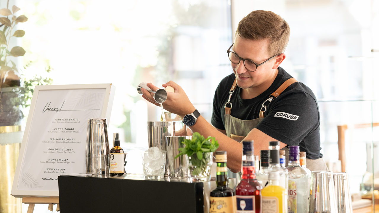 Ob Firmenfeier, Hochzeit oder private Party - ich bringe die Bar direkt zu dir. Mit über zehn Jahren Erfahrung, einem Gespür für Aromen und viel Liebe zum Detail kreiere ich Drinks, die begeistern. Von Klassikern über Longdrinks bis hin zu individuellen Signature Cocktails wird jeder Anlass zu einem echten Genussmoment.