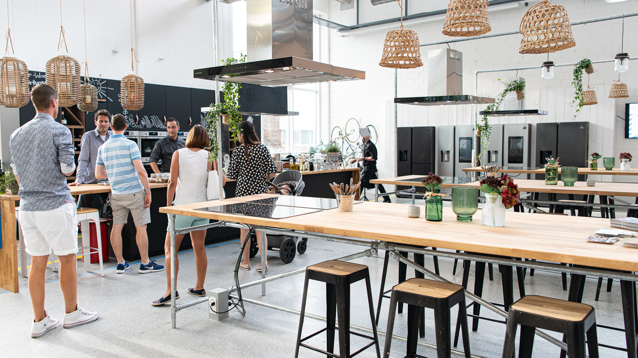 Premium Kochkurs in Zug Erlebe einzigartige Team-Events, die Kochhandwerk mit Ernährungswissenschaft verbinden! Unsere exklusiven Kochkurse werden von erstklassigen Chefköchen geleitet und finden in hochwertigen Lokalitäten statt. Genieße Spaß und Freude bei unvergesslichen Team-Building-Momenten voller kulinarischer Höhepunkte und wertvollem Wissen! Entdecken, experimentieren, kreieren, genießen! Bei uns steht das Motto "Lernen durch Erfahrung" im Mittelpunkt, während wir gemeinsam kochen, backen, abschmecken und anrichten. Unser Fokus liegt auf modern regionaler und saisonaler Küche, die frisch, spannend, geschmackvoll, ausgewogen und wohltuend ist. Wir verwenden immer, wenn möglich, BIO-Zutaten.