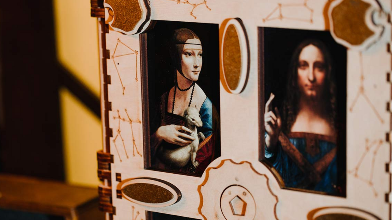 Schlüpfen Sie in die Rolle eines Historikerteams, welche das Leben und Wirken Leonardo da Vincis erforscht. In einem der alten Räume entdecken Sie eine geheimnisvolle Truhe, die einst dem Meister selbst gehört haben soll. Darin verbergen sich vier verschlossene Koffer sowie ein rätselhaftes Artefakt, das verborgene Hinweise sichtbar macht, die dem blossen Auge entgehen. Sie haben 120 Minuten Zeit, um einzigartige Arcade-, Logik- und virtuelle Aufgaben zu lösen und die Geheimnisse der Truhe zu entschlüsseln.