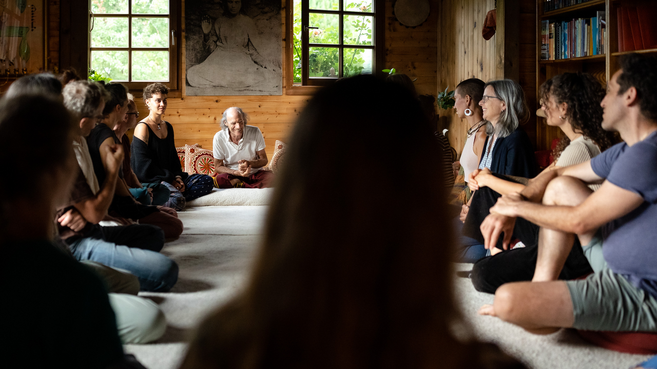 Diese Alp dient bereits seit über 40 Jahren als Rückzugs- und Erfahrungsort für Menschen auf der ganzen Welt, welche auf der Suche sind nach Stille, innerem Frieden und einer spirituellen Praxis. Durch tägliche Rituale und eine bewusste Ausrichtung hat der Platz eine einzigartige Kraft entwickelt. Wir wollen diese Kraft gemeinsam erkunden und uns einen Tag lang auf den Weg durch die Kraftquellen der Alp begeben.