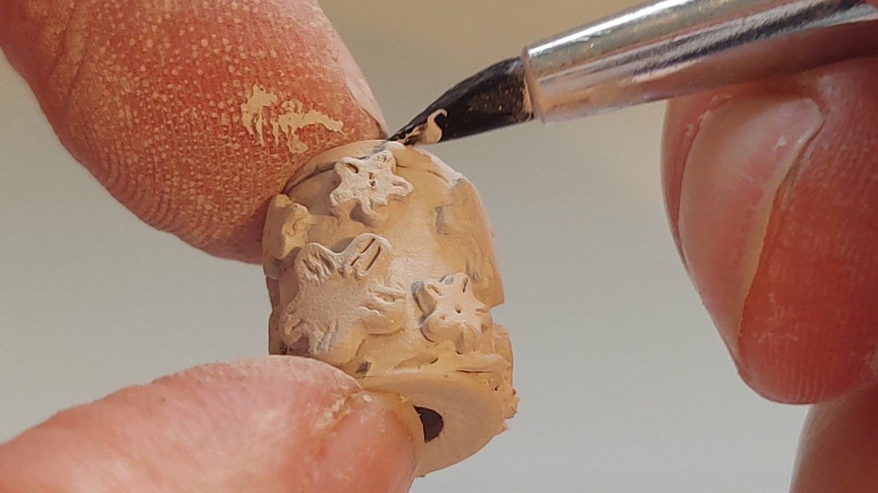 In diesem Workshop werden Sie und Ihre Freundinnen in die Geheimnisse des Art Clay Silber eingeweiht. Art Clay ist eine formbare Masse, bestehend aus kleinen Silberpartikeln, wenig Wasser und einem Lebensmittelbindemittel, die sich mit einfachen Werkzeugen und Techniken sehr leicht bearbeiten lässt: Zeit, Ihrer Kreativität freien Lauf zu lassen! Durch Hitze und etwas Geduld entsteht aus dem Art Clay Ihre Kreation aus echtem Silber (99.9% Silber), die Sie am Ende mit nach Hause nehmen können.