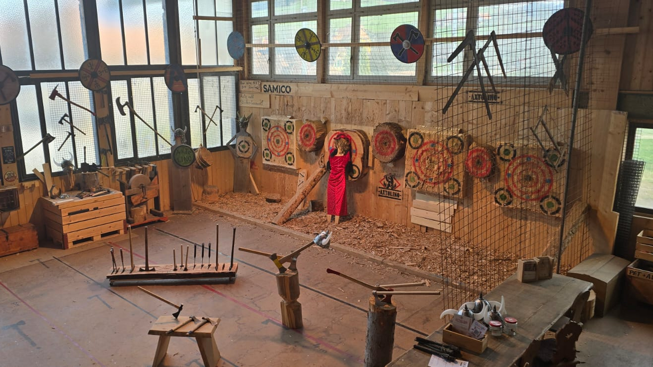 Schnell und präzise – Messerwerfen verlangt Konzentration – und macht richtig Spass. Ein erfahrener Instruktor führt euch durch den gesamten Kurs. Enthalten: Einführung in Technik, Haltung & Sicherheit Wurftraining mit verschiedenen Wurfmessern Kleiner Wettkampf zum Abschluss Wurfgegenstände Verschiedene Wurfmesser Äxte Schaufel