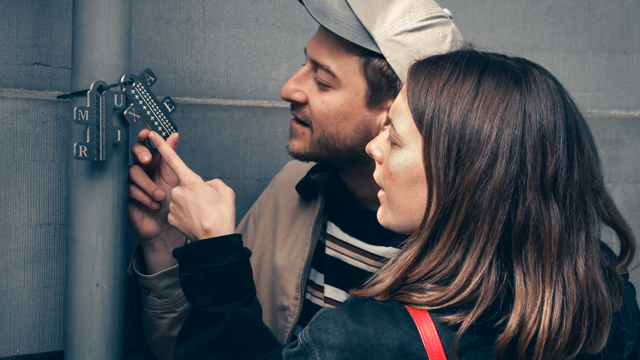 Entfalte das Potenzial deines Teams Wie kannst du Zusammenarbeit und Kreativität in deinem Team entfachen? Verwandle dein Teambuilding-Event in eine Gelegenheit, den Teamgeist zu stärken und verborgene Talente zu entdecken – mit dem Escape Room durch die Stadt.