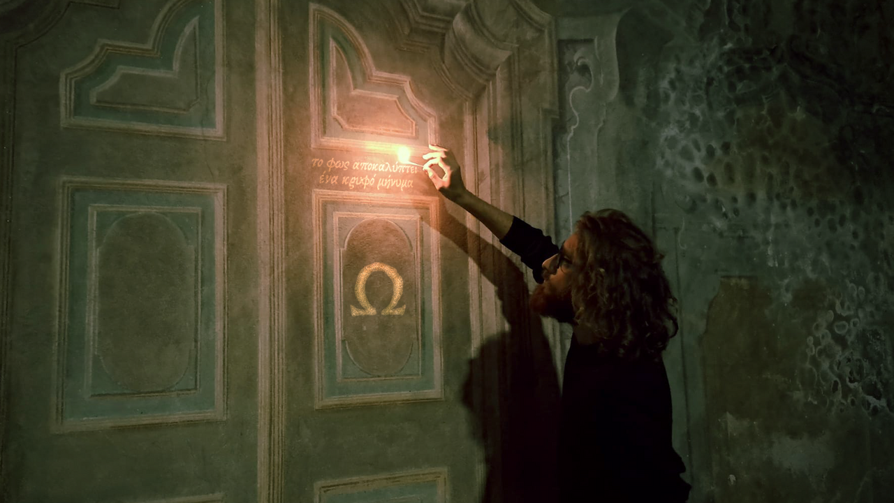 Der Escape Room quer durch Davos Wie in einem Escape Room gilt es Hinweise zu entdecken, Rätsel zu lösen und Herausforderungen zu meistern. Aber anstatt in einem Raum sind mehrere Installationen über die Stadt verteilt. Das macht es zu einem Spiel ohne Grenzen.