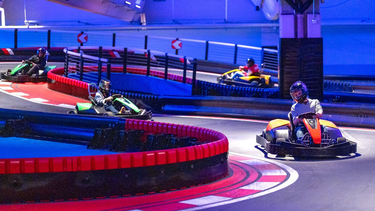 Action & Fun am Bodensee Erleben Sie Spass und Unterhaltung mit mehr als 20 actionreichen und faszinierenden Erlebnissen unter einem Dach! Die Indoor Freizeitanlage bietet auf 6000m2 innovative und hochmodernen Attraktionen. Spass, Action und Unterhaltung sind in der einzigartigen Anlage garantiert. Der Park steht aber nicht nur für Fun und Action und ein tolles Erlebnis für Jung und Alt, sondern trainiert und fördert gleichzeitig Teamerlebnisse und Durchhaltevermögen auf eine spielerische und spannende Art.