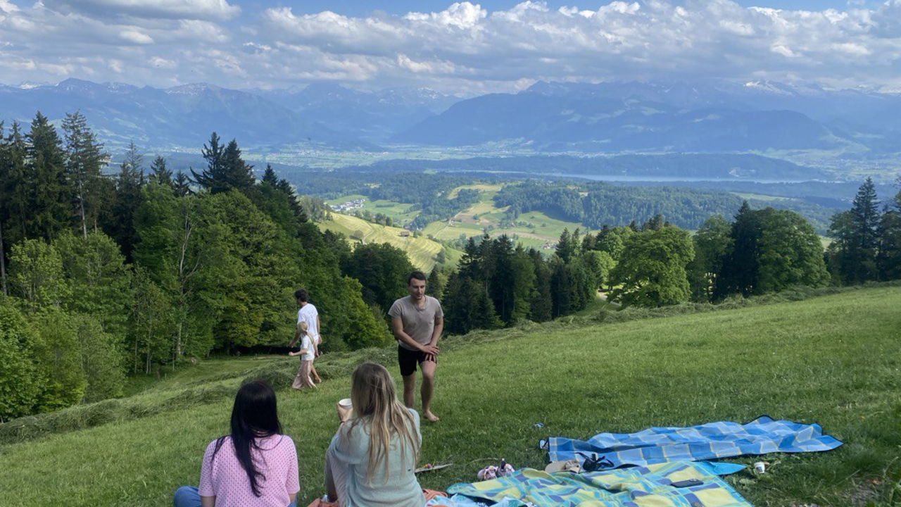 Erleben Sie einen kraftvollen Tag in der Natur. Bei unserer Wildkräuterwanderung starten wir vom Kurszentrum oder einem anderen vereinarten Treffpunkt und begleiten ihre geschlossene Gruppe unter fachkundiger Leitung zu einem ausgesuchten Kraftort. Unterwegs vermittelt eine zertifizierte Kräuterpädagogin praxisnahes Wissen zu heimischen Pflanzen und ihre Anwendung - ergänzt durch Achtsamkeits- u. Meditationsübungen unter Leitung einer ausgebildeten Yogalehreren- und Achtsamkeitstrainerin. Ein nahrhaftes Lunchpaket mit Wildkräutern und selbstgemachtem Getränkt sorgt für Stärkung, Besinnung und Genuss.